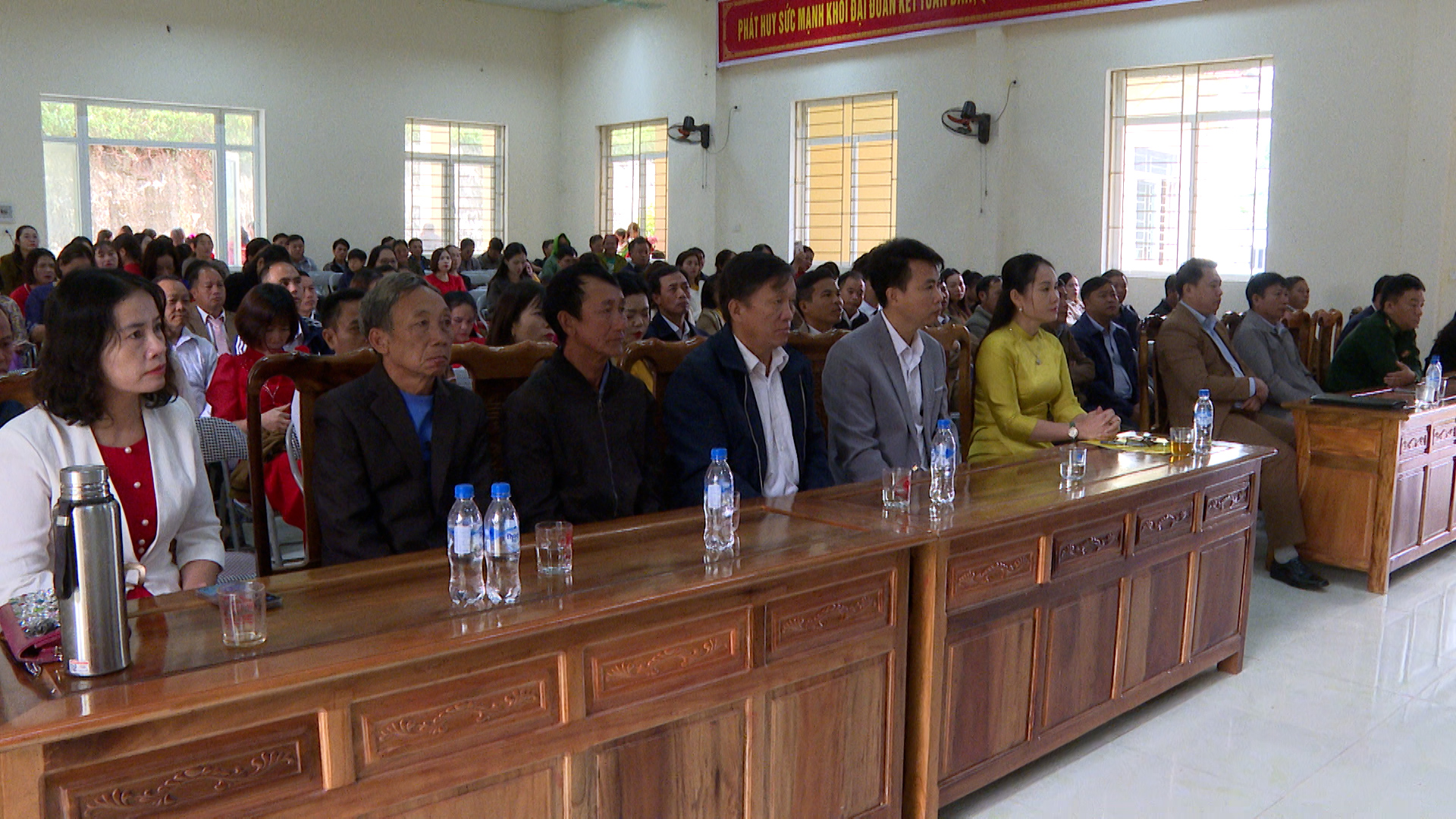 Đại biểu và CB,GV, Nhân viên liên trường xã Pù Nhi tham dự tọa đàm.