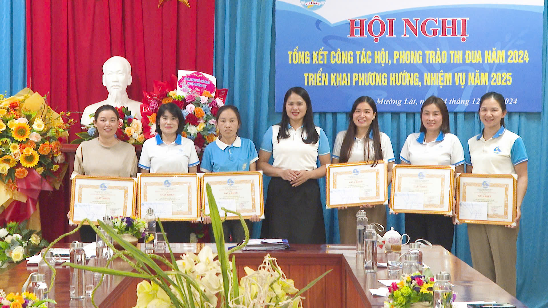 Đồng chí Hà Thị Nhơn, HUV, Chủ tịch Hội Liên hiệp Phụ nữ trao Giấy khen cho các tập thể xuất sắcnăm 2024.
