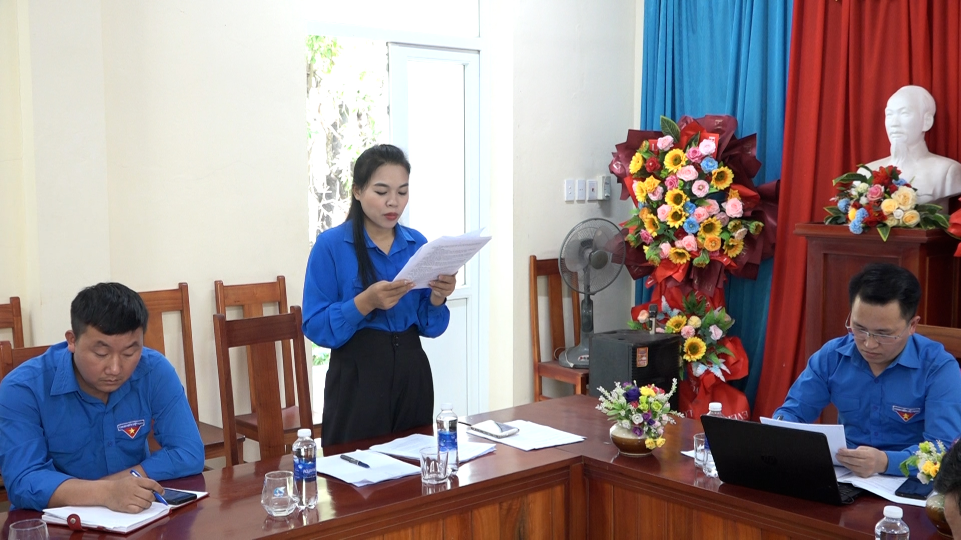 Đại diện lãnh đạo Huyện đoàn thông qua báo cáo tổng kết.