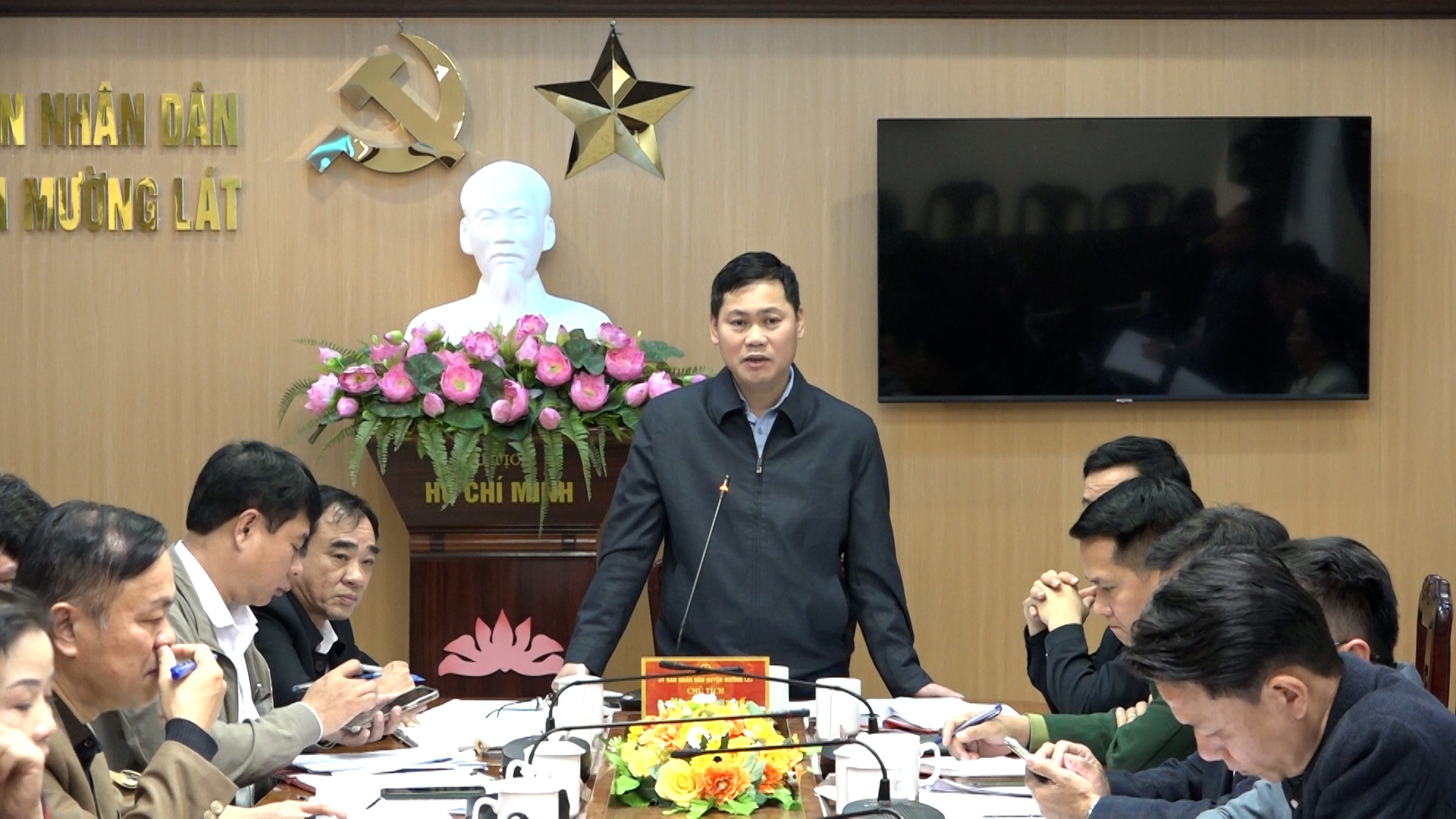 Chủ tịch UBND huyện Trịnh Văn Thế phát biểu kết luận hội nghị.