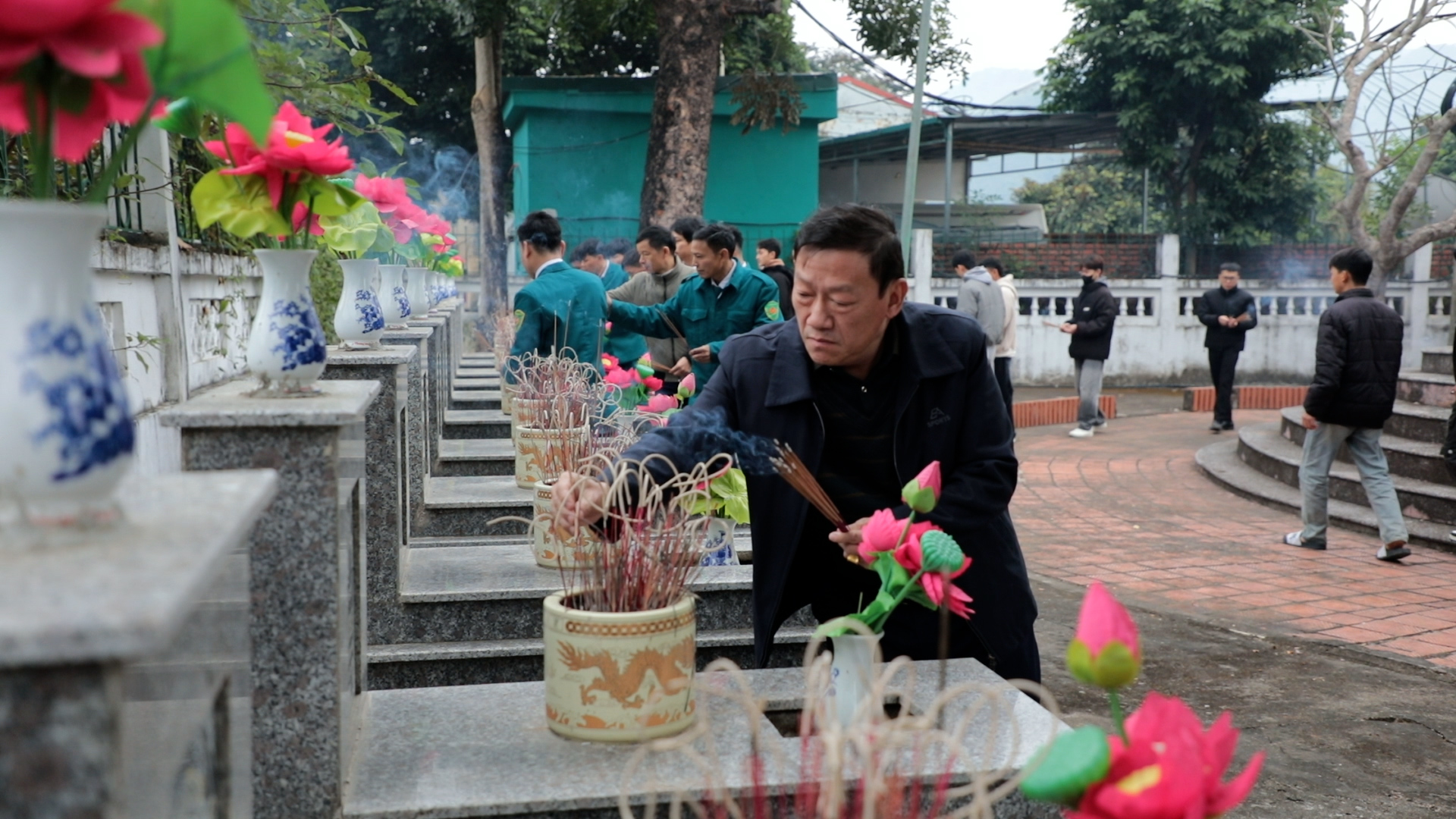 Ban tổ chức lớp học và toàn thể học viên dâng hương tại nghĩa trang liệt sỹ huyện.