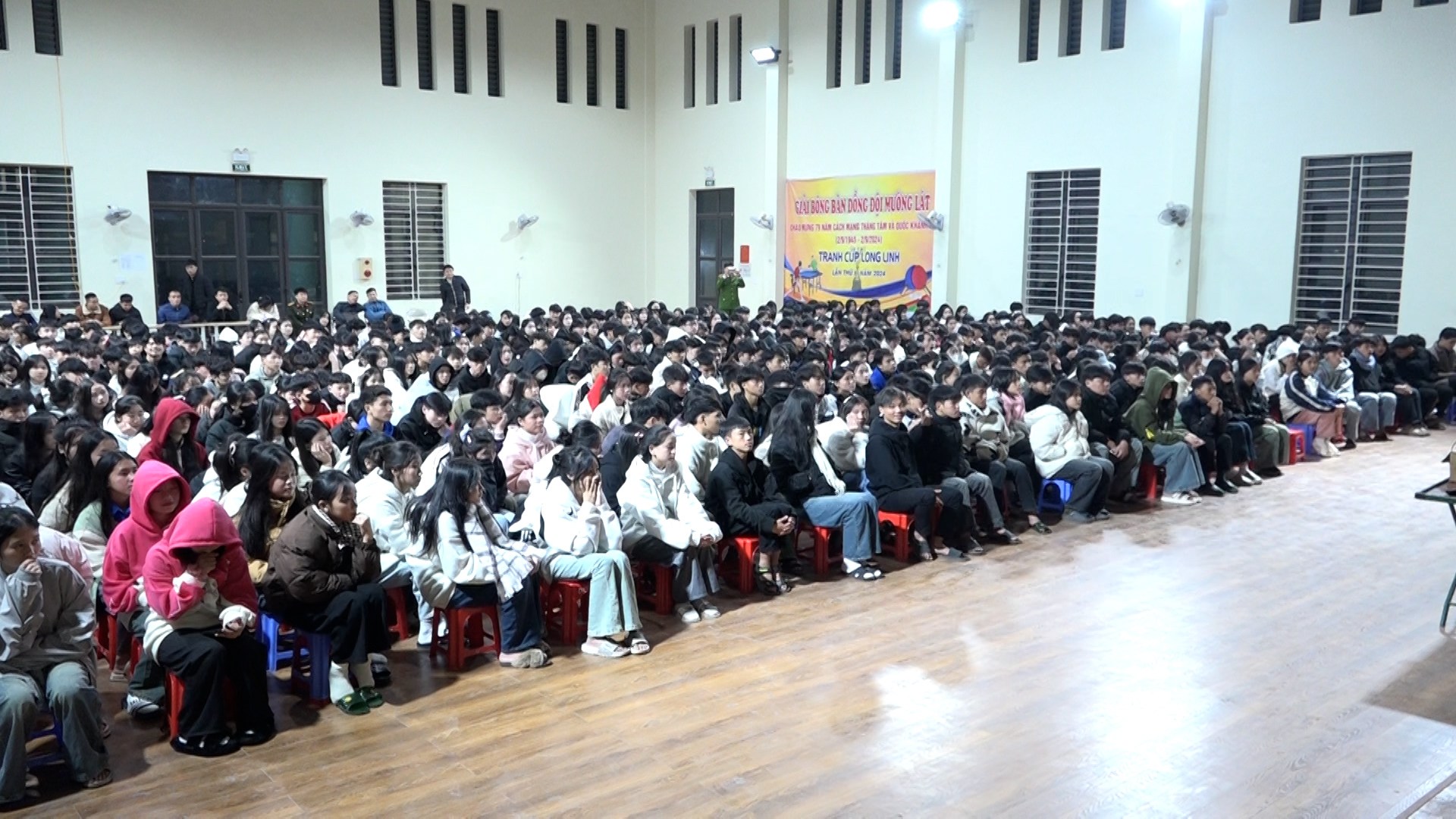 Đông đảo học sinh trường THPT Mường Lát dõi theo chương trình.