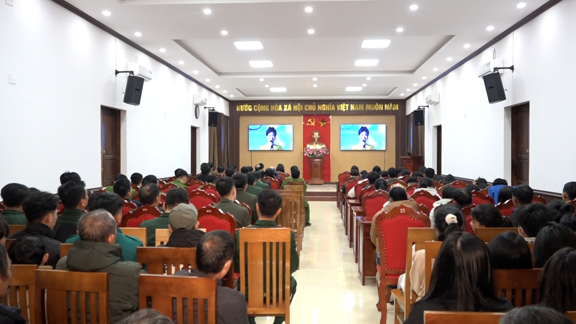 Ủy ban Nhân dân huyện tổ chức điểm xem trực tiếp tại Hội trường lớn của huyện.