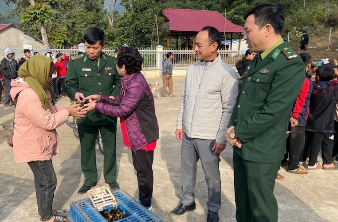 Nhóm thiện nguyện Trần Tình trao con giống cho nhân dân khu phố Đoàn Kết, thị trấn Mường Lát.