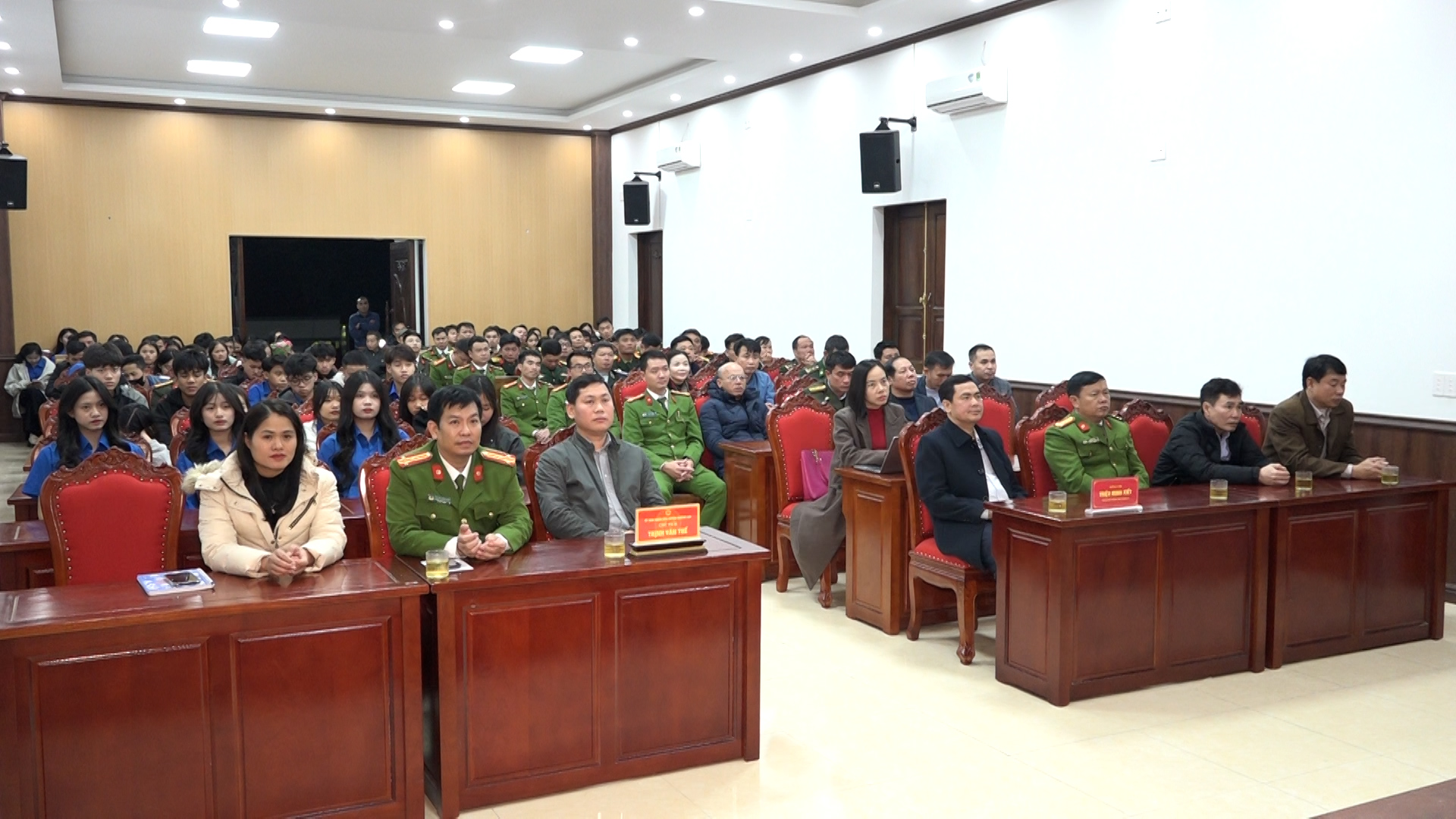 Các đồng chí lãnh đạo huyện, cán bộ, công chức, viên chức và Nhân dân xem chương trình trực tiếp tại Hội trường lớn của huyện.