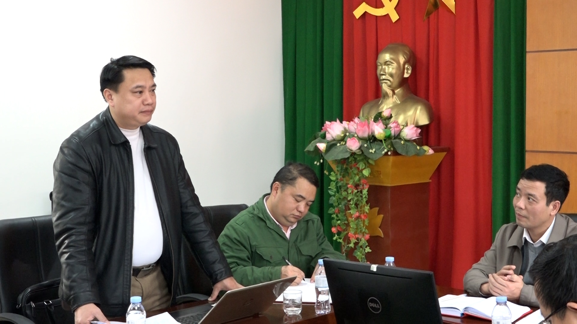 Thành viên Ban đại diện thảo luận tại phiên họp.