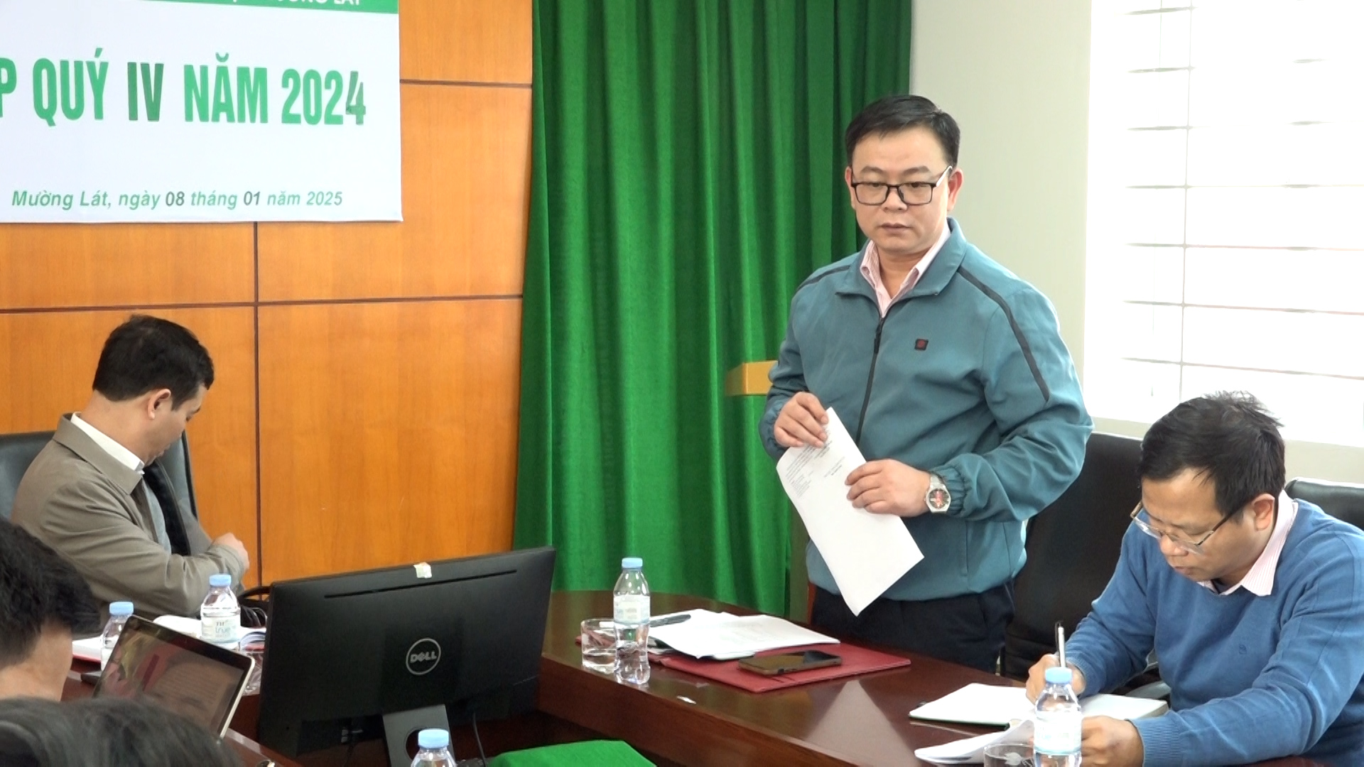 Ông Nguyễn Đức Thượng, Giám đốc Phòng giao dịch Ngân hàng CSXH huyện thông qua dự thảo báo cáo kết quả hoạt động năm 2024; phương hướng, nhiệm vụ năm 2025.