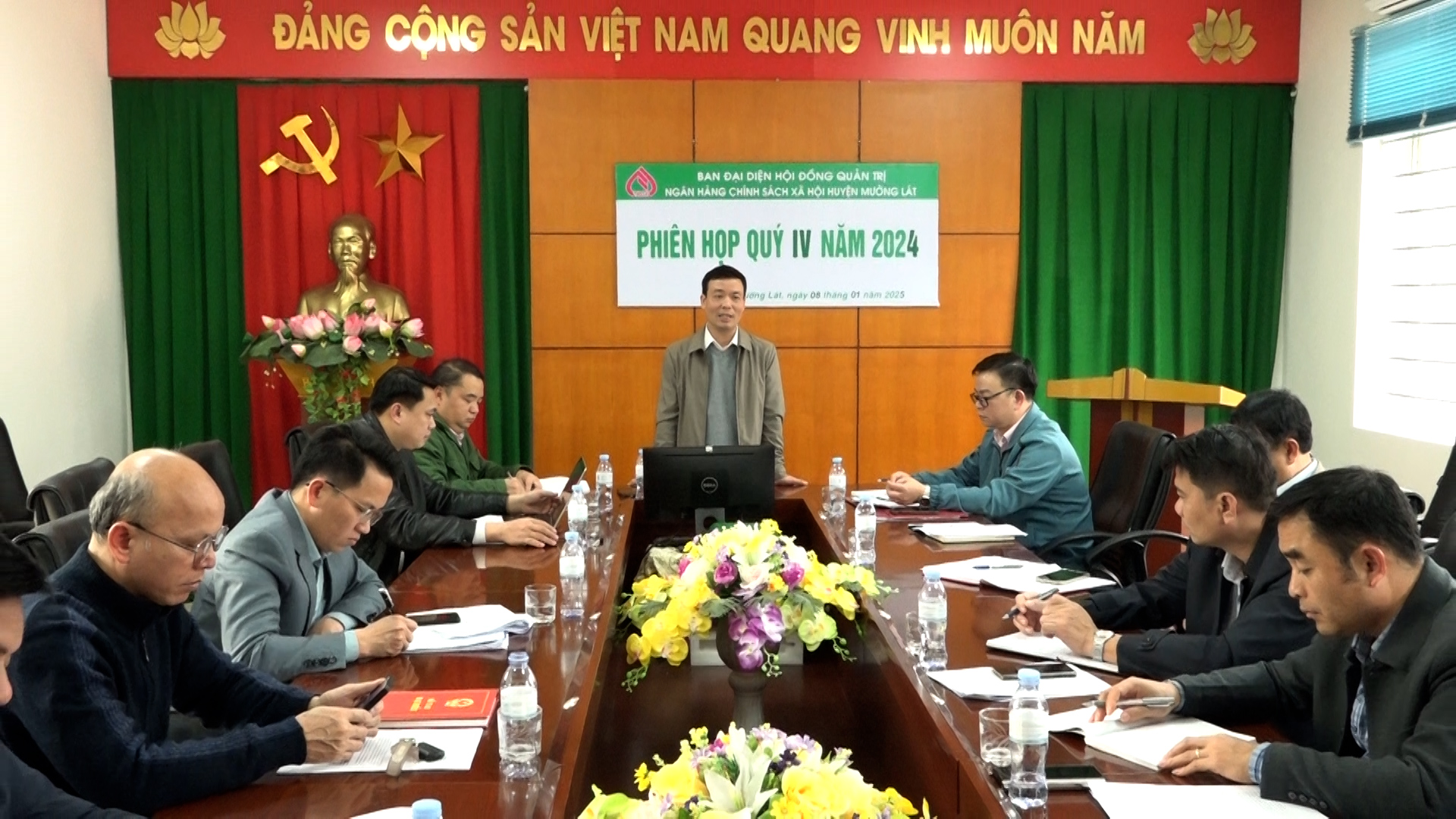 Quang cảnh phiên họp.