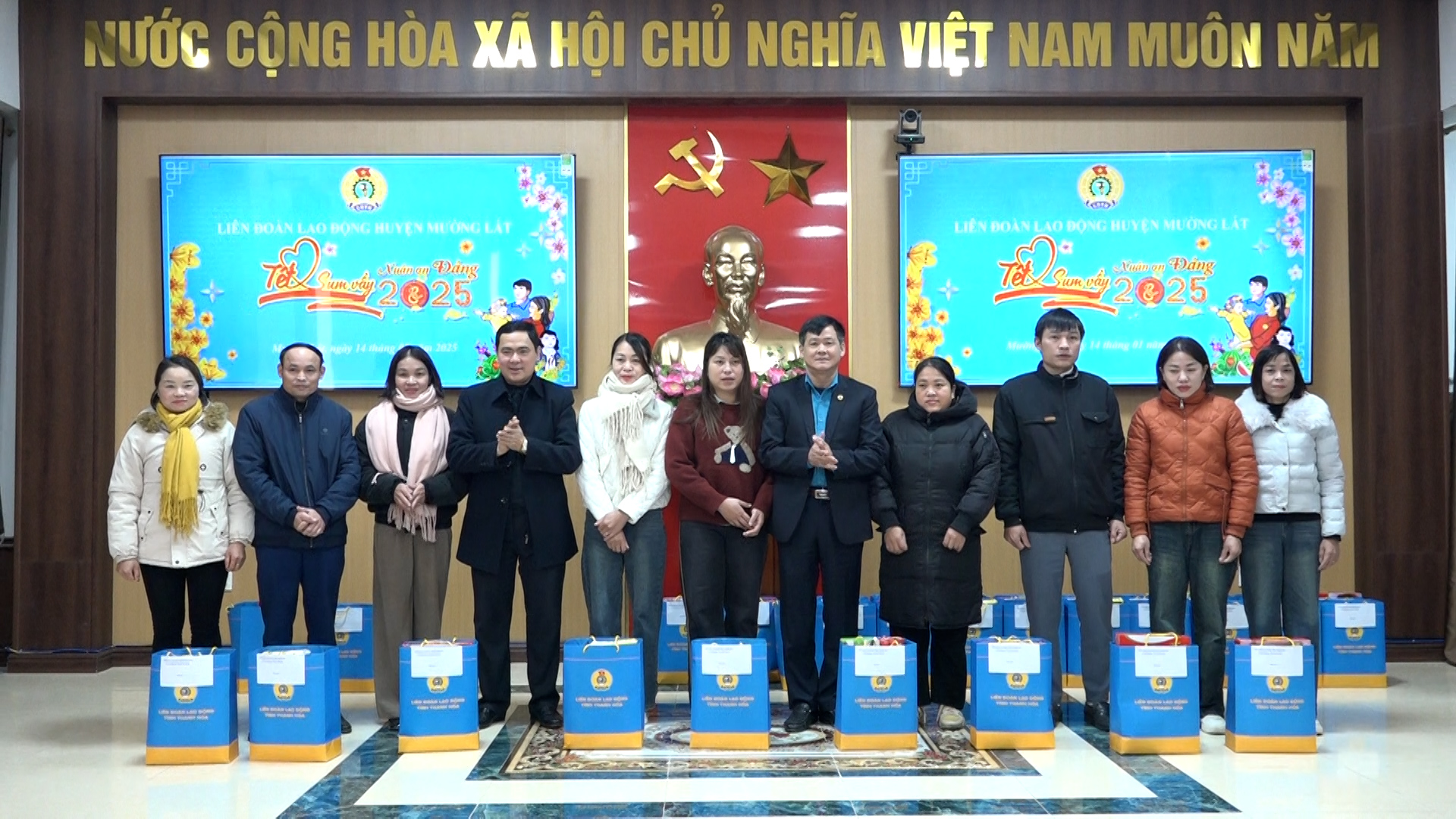 Đồng chí Triệu Minh Xiết và đồng chí Mai Bá Nam trao quà cho đoàn viên.