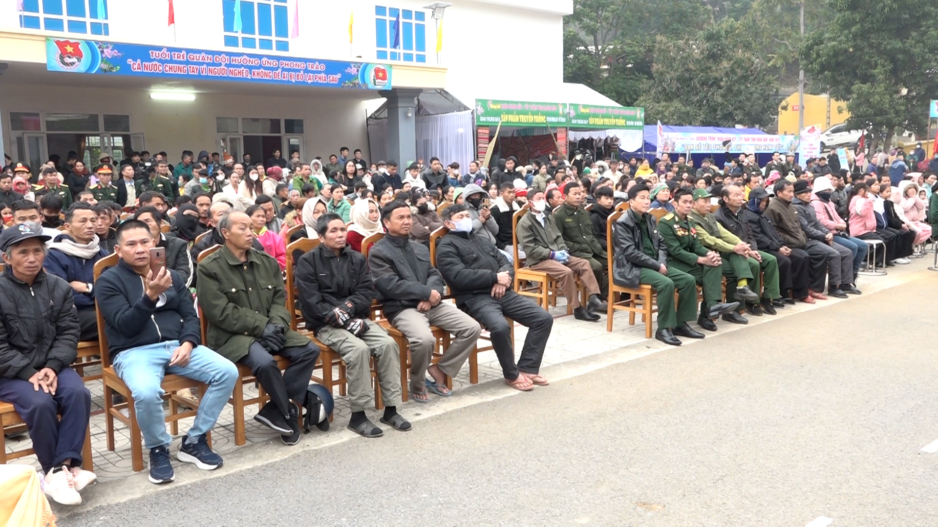 Bà con Nhân dân địa phương tham dự chương trình.