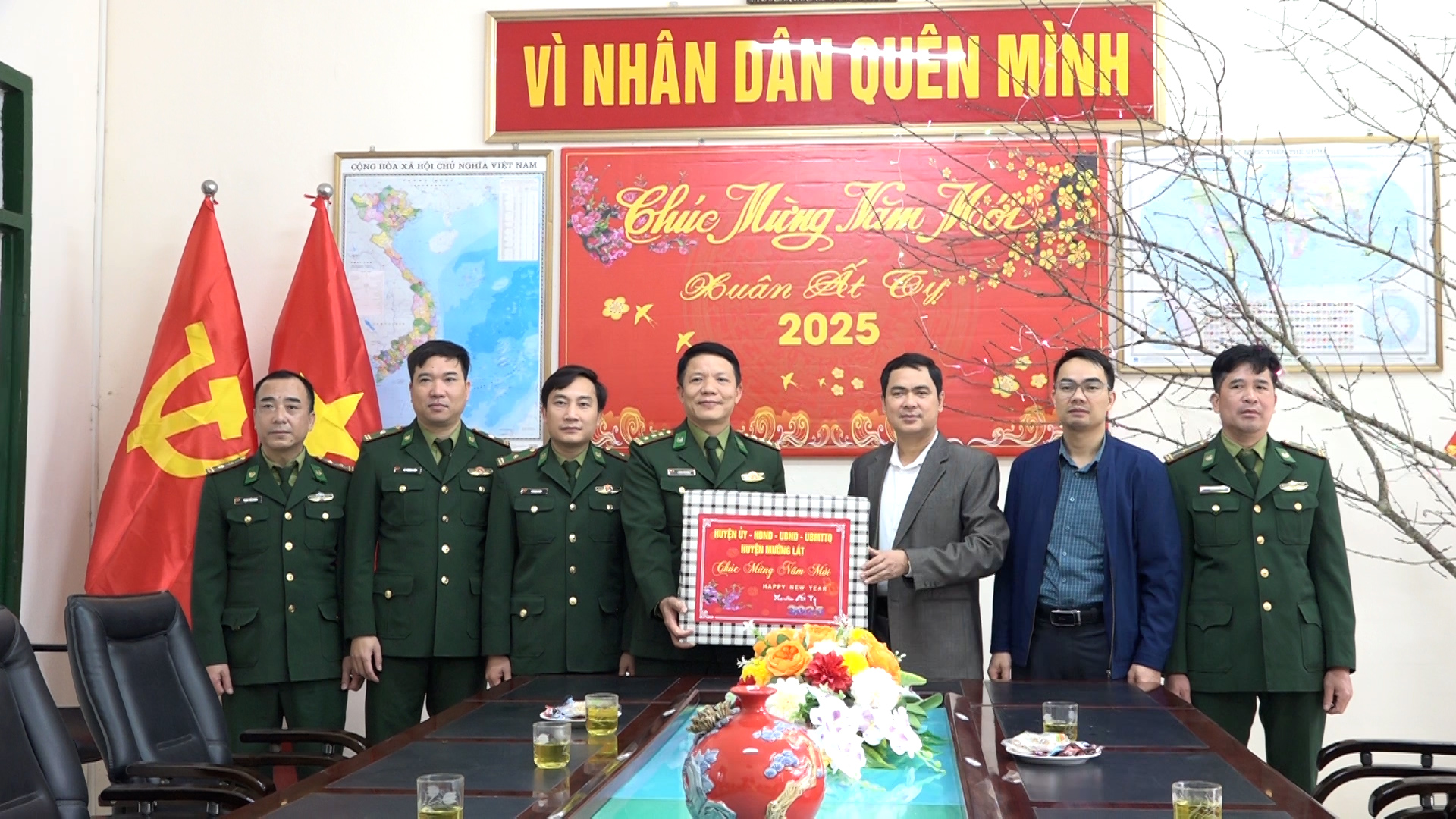 Phó Bí thư Thường trực Huyện ủy tặng quà cán bộ, chiến sỹ Đồn Biên phòng Cửa khẩu Tén Tằn.