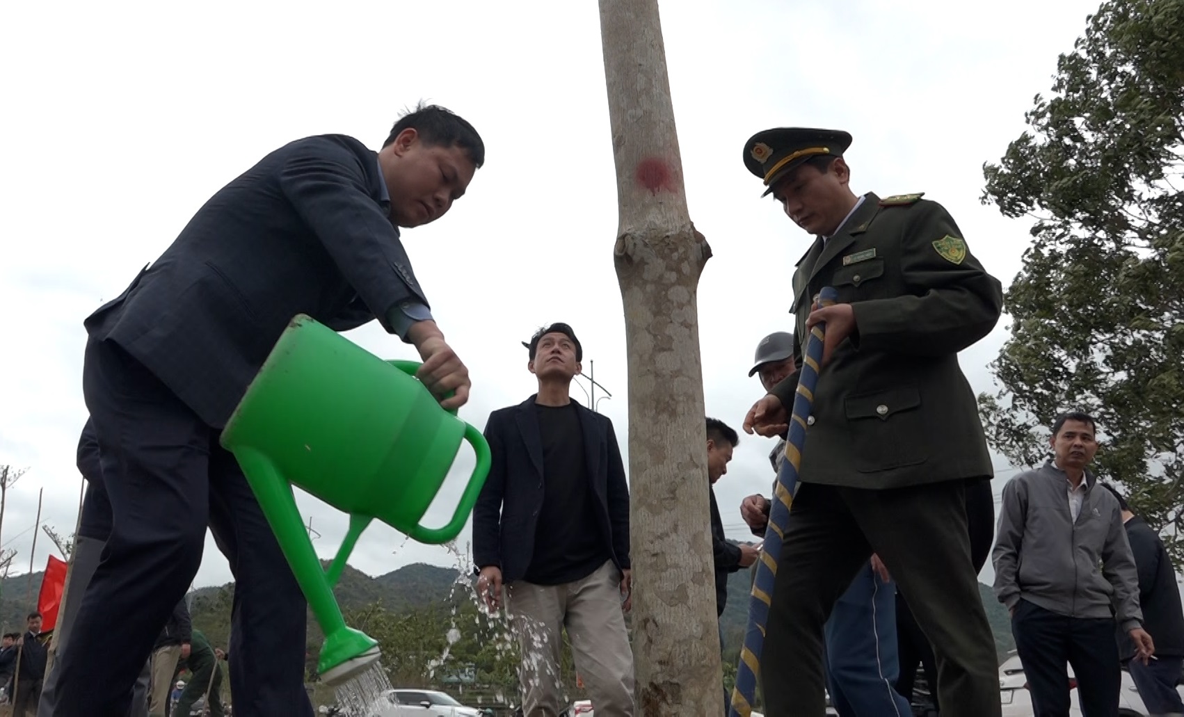 Đồng chí Trịnh Văn Thế, Phó Bí thư Huyện uỷ, Chủ tịch UBND huyện tham gia trông cây đầu Xuân.