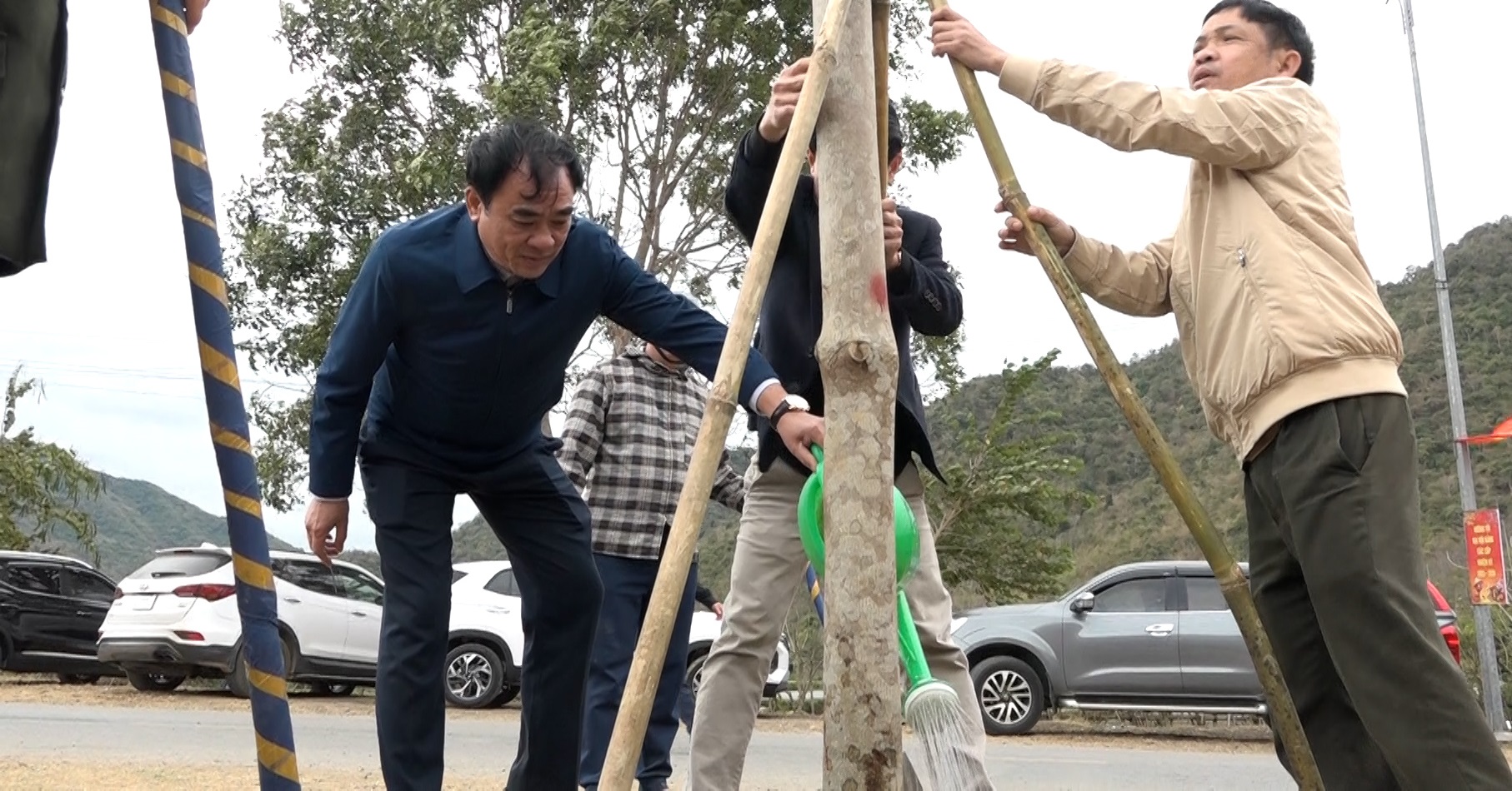 Đồng chí Hoàng Văn Dũng, Ủy viên Ban Thường vụ Huyện ủy, Phó Chủ tịch UBND huyện tham gia trông cây đầu Xuân.