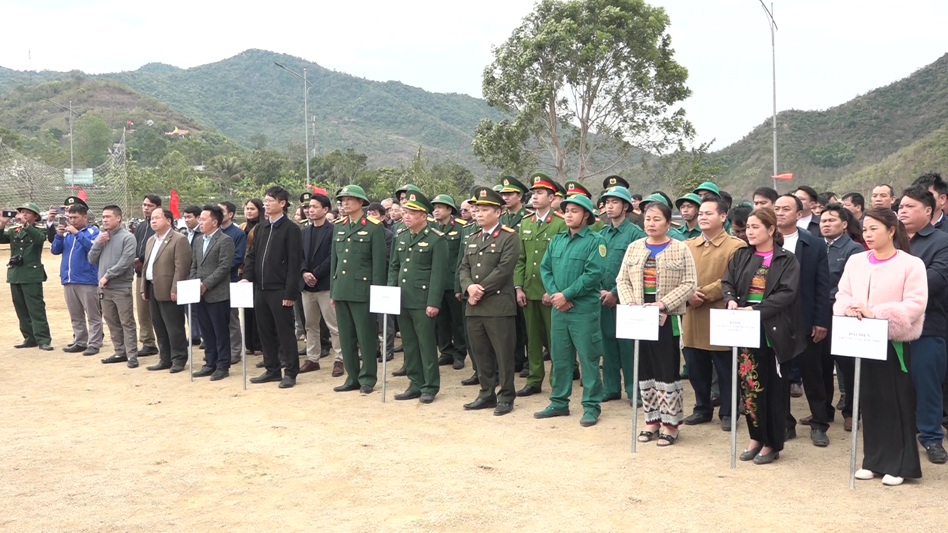 Đông đảo cán bộ, công chức, viên chức và bà con Nhân dân dự buổi lễ.