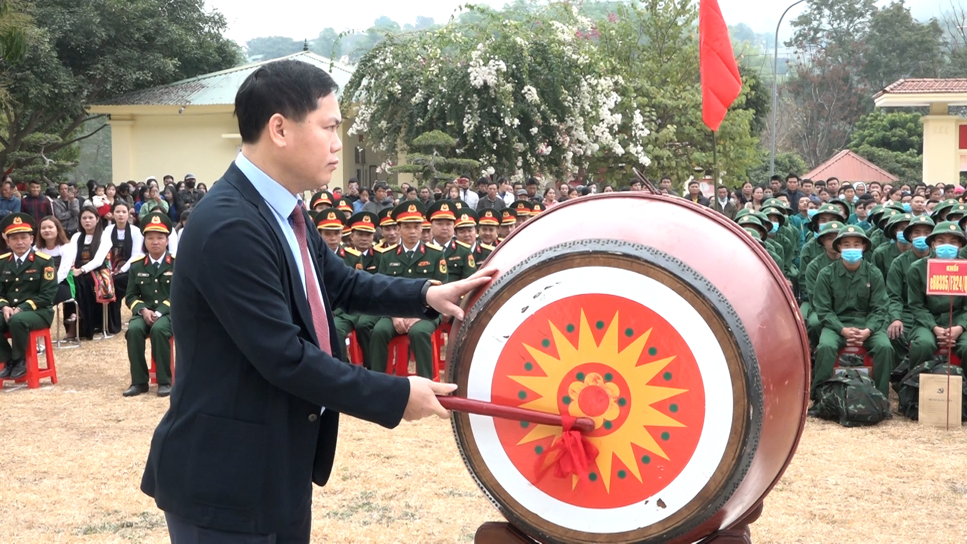 Đồng chí Chủ tịch UBND huyện Trịnh Văn Thế đánh hồi trống mở hội giao quân