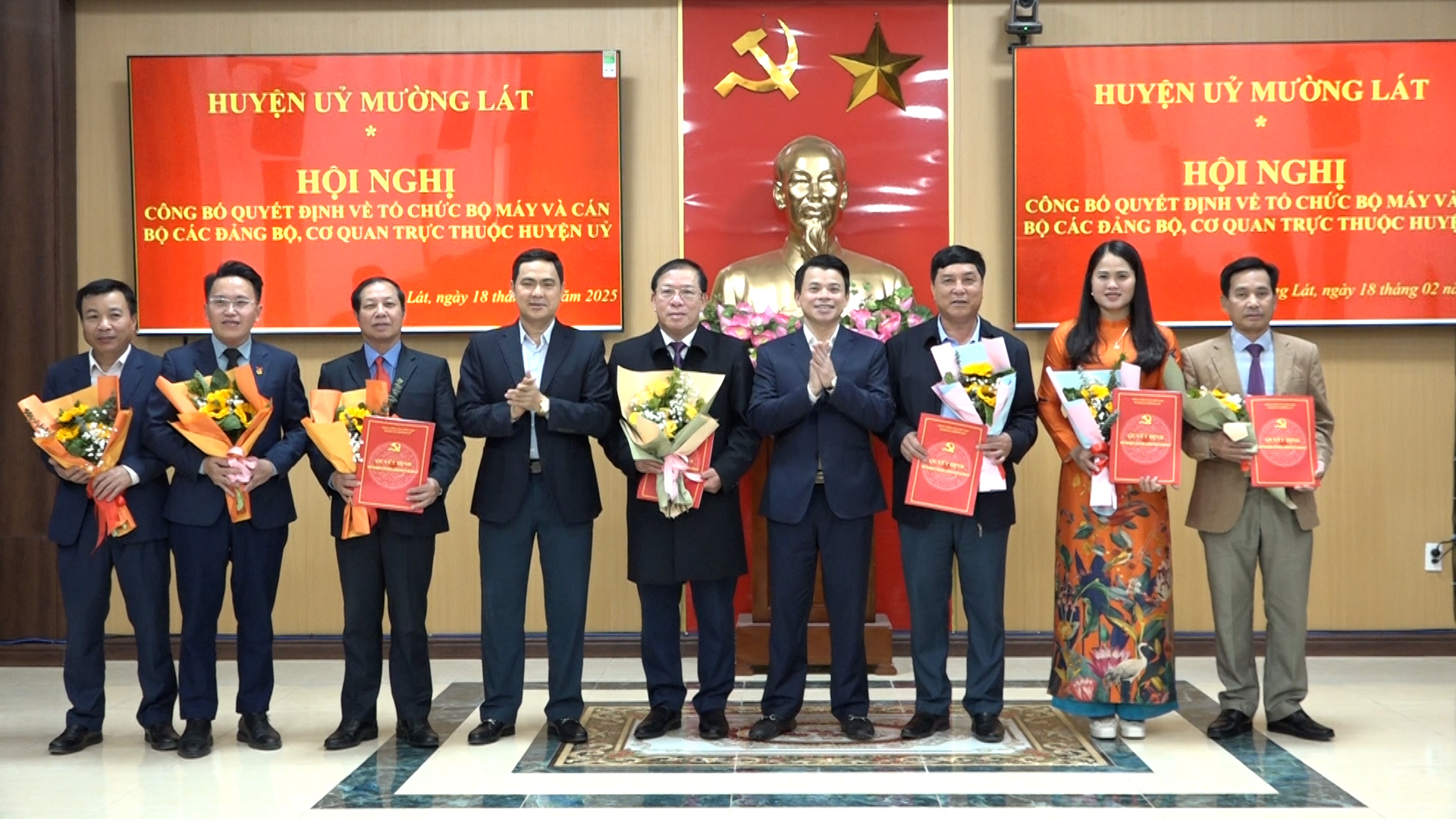 Lãnh đạo các chi bộ cơ sở khối Đoàn thể trực thuộc Huyện ủy ra mắt Hội nghị.