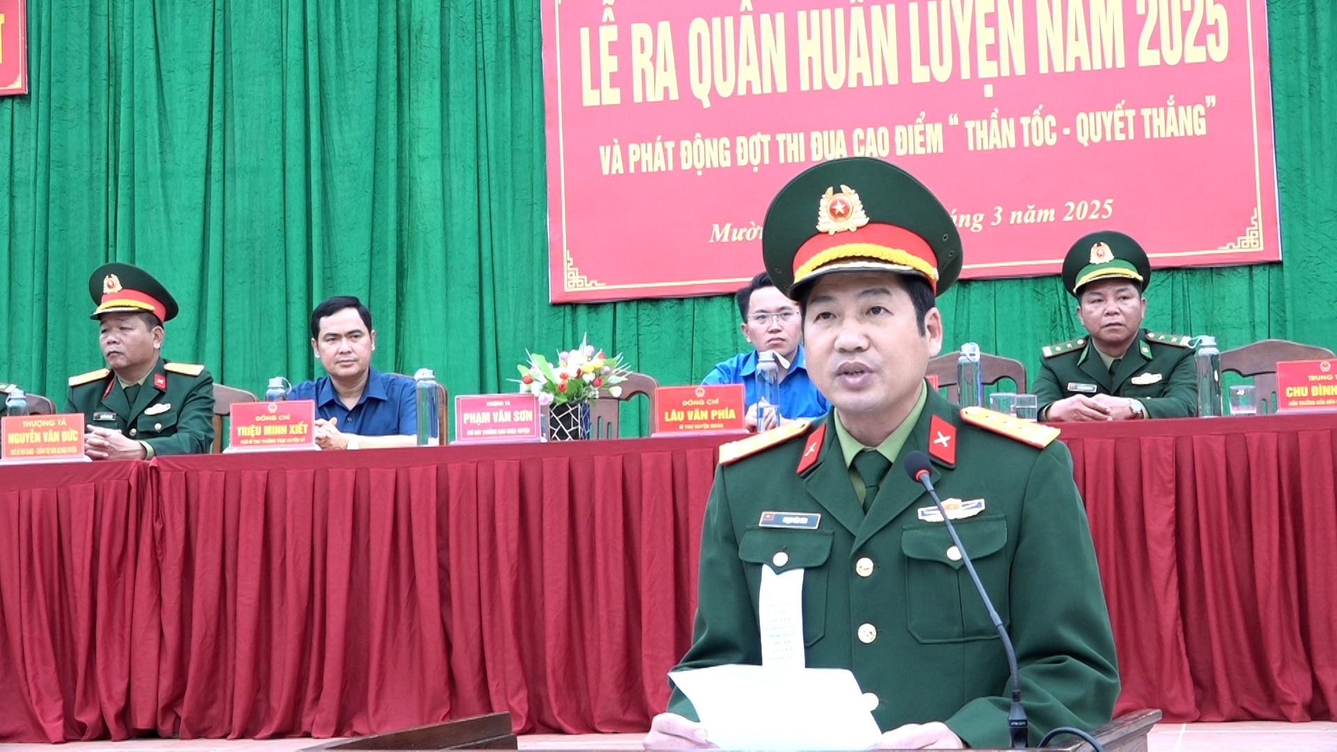 Thượng tá Phạm Văn Sơn, Chỉ huy trưởng Ban Chỉ huy Quân sự huyện quán triệt Mệnh lệnh huấn luyện năm 2025.