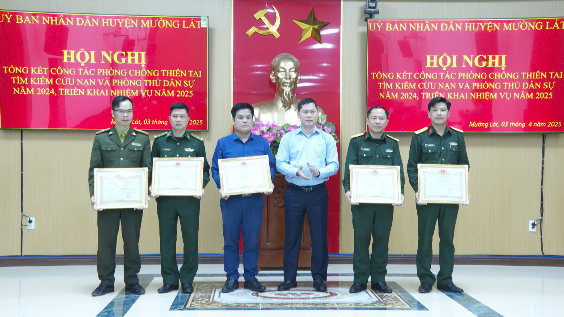 Đồng chí Trịnh Văn Thế trao giấy khen cho các tập thể có thành tích xuất sắc trong công tác phòng chống thiên tai, tìm kiếm cứu nạn và phòng thủ dân sự năm 2024.