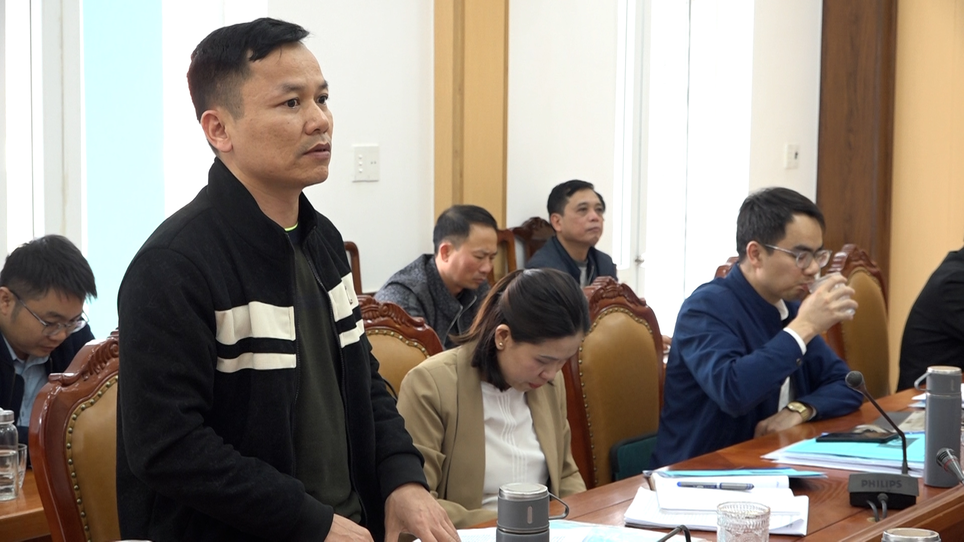Đại diện chi bộ trường THPT Mường Lát báo cáo các nội dung Đại hội.