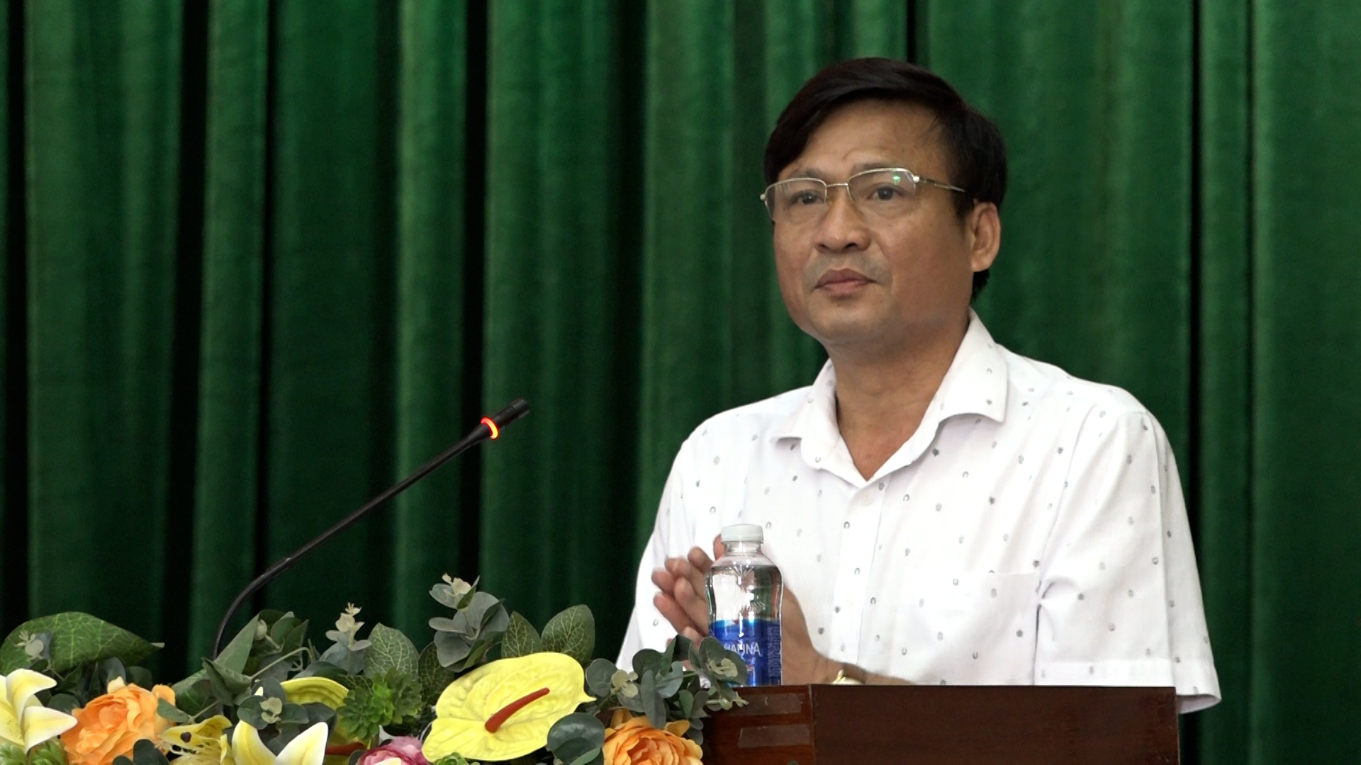 Đồng chí Nguyễn Văn Bình, Phó Trưởng Ban Tuyên giáo và Dân vận Tỉnh ủy phát biểu khai mạc hội nghị.
