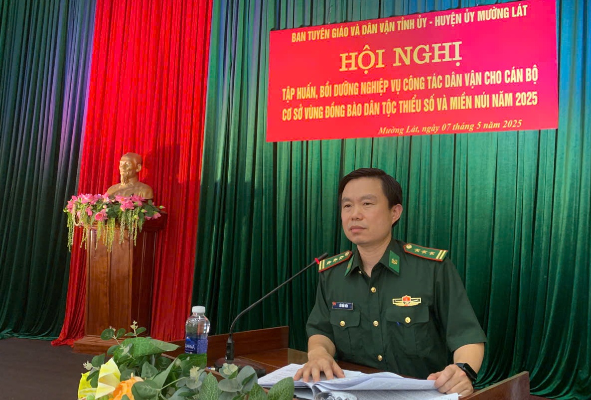 Đồng chí Thượng tá Lê Tiến Viên, Phó Chủ nhiệm Chính trị, Bộ Chỉ huy Bộ đội Biên phòng tỉnh triển khai chuyên đề được phân công.