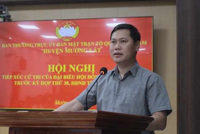 Chủ tịch UBND huyện Mường Lát Trịnh Văn Thế tiếp thu, giải trình kiến nghị của cử tri.